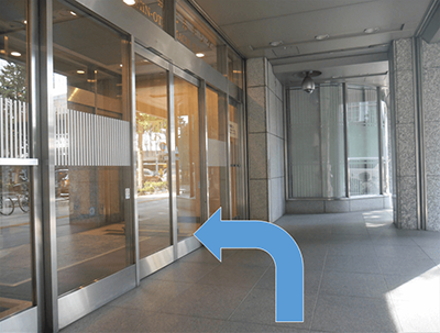 5. 東京クリニックのある新大手町ビル正面入口がございます。