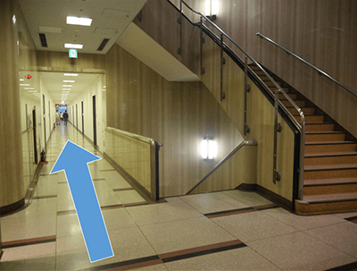 2. エレベーターホール先を左に進みます。