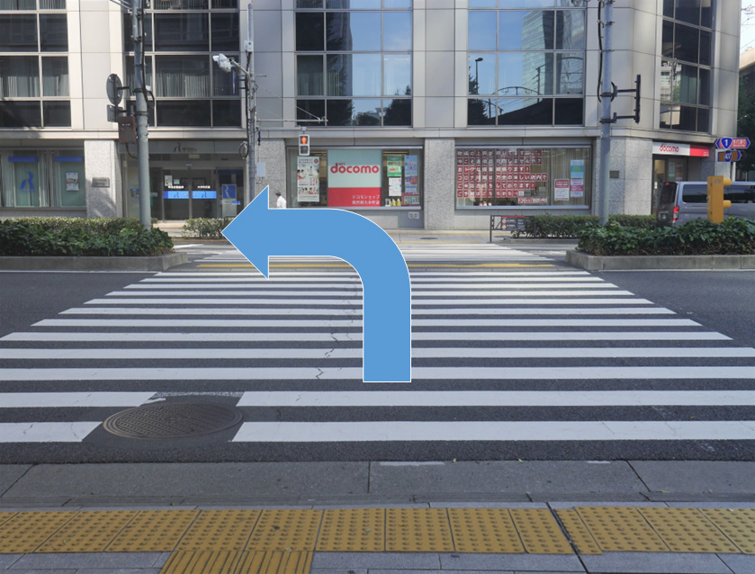 横断歩道を渡って正面の建物が東京クリニックです。